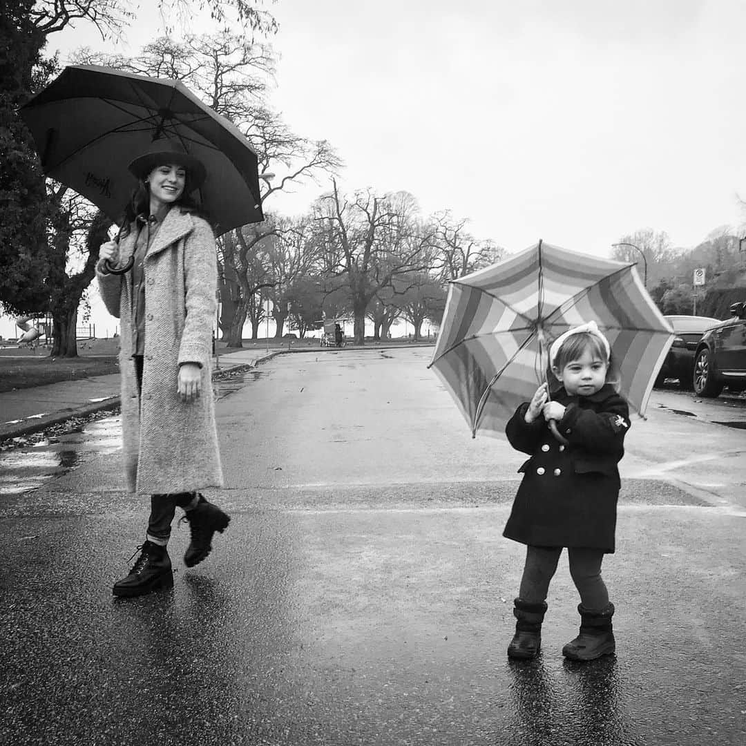 リンジー・フォンセカのインスタグラム：「☔️」
