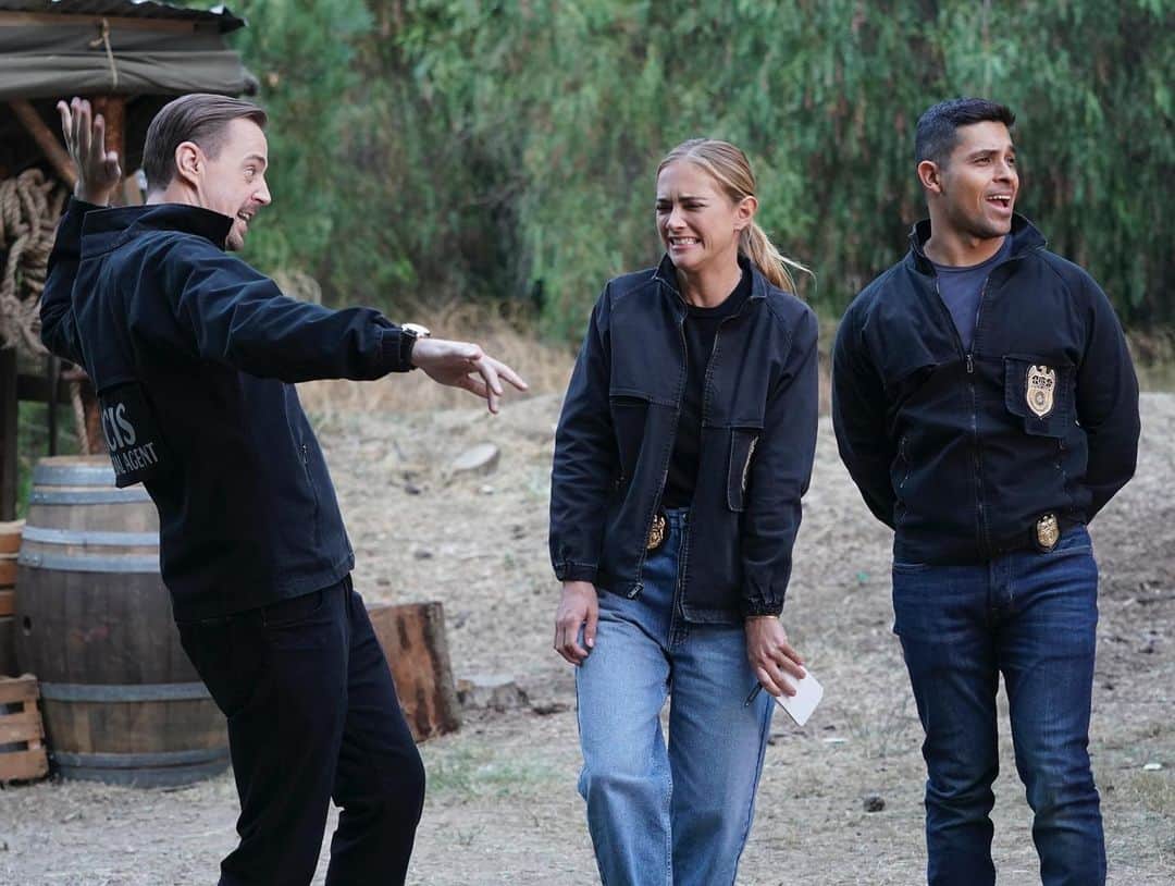 ウィルマー・バルデラマのインスタグラム：「Director: “CUT!” Us: “Yup, we gonna need another take”  Now you Caption this! #NCIS Tuesdays at 8pm on @cbstv」