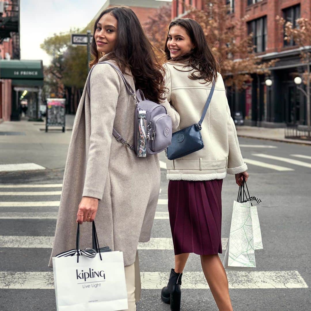 のインスタグラム：「Breeze through the holiday list with the Kipling Gifting assortment. #LiveLight」