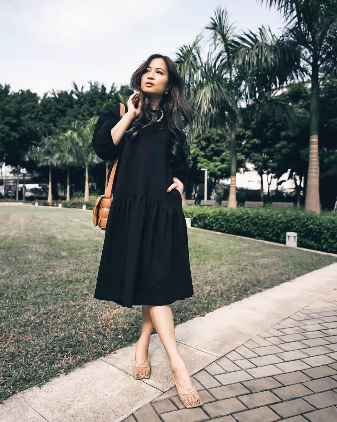 Ruby Kwanのインスタグラム：「Love to style beige with black recently. 🧡🖤🧡 #blackandbeige #rougecloset」