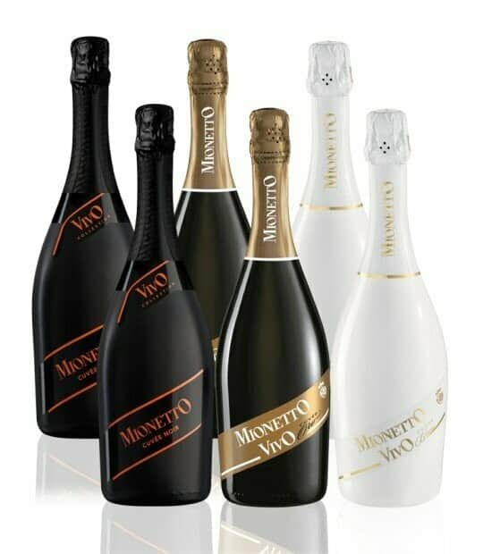 Mionetto Proseccoのインスタグラム：「Nella wish list di questo Natale hai aggiunto le bollicine della confezione degustazione VIVO Collection? 😉⁣ Acquistala sul nuovo e-shop Mionetto e ricevila direttamente a casa 👉Link in Bio 🍾⁣ ⁣ #mionettoprosecco #mionettoinsieme #mionettoeshop⁣ Bevi Mionetto responsabilmente」
