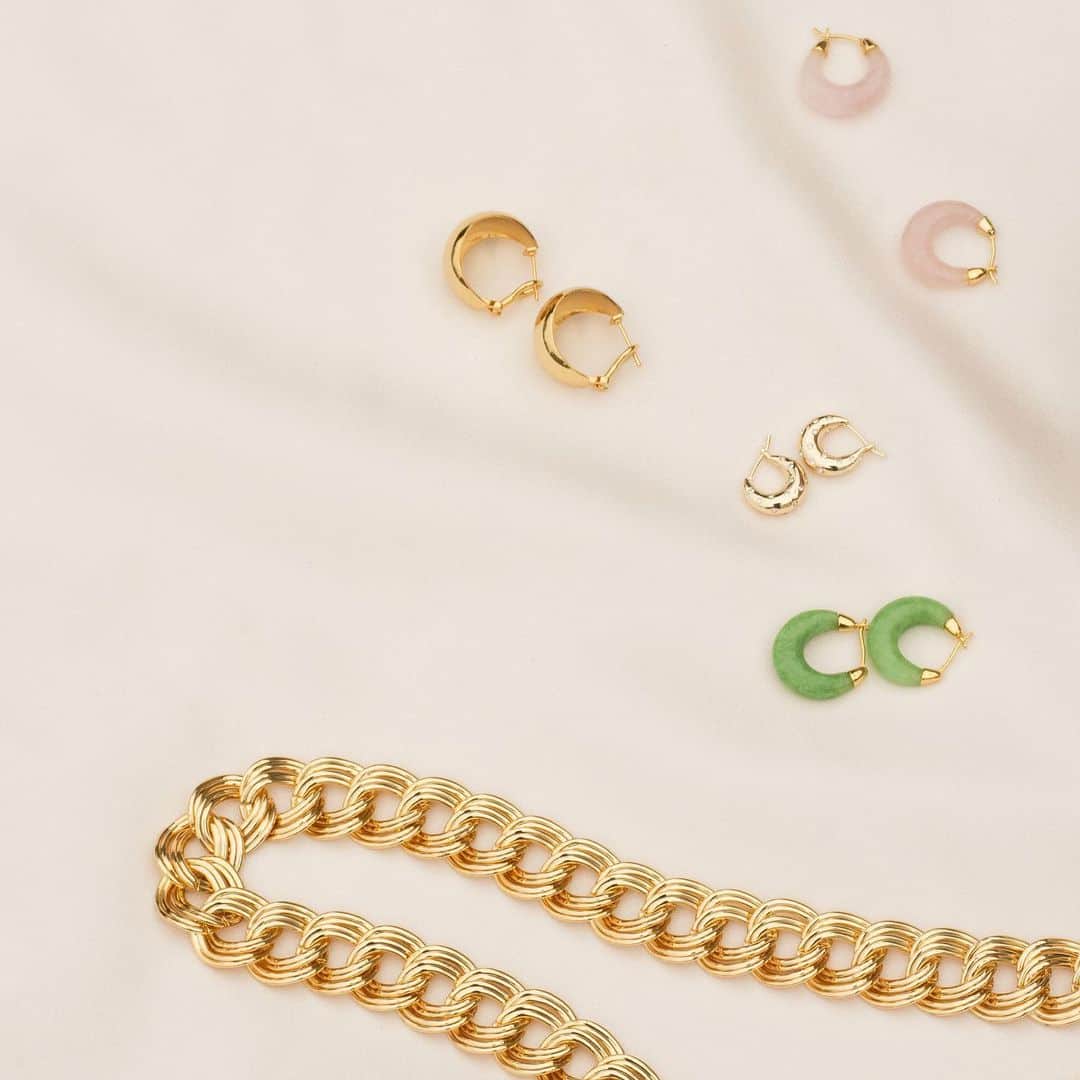 のインスタグラム：「Our jewelry collection is perfect for gifting ✨ Select the gift wrap option for an extra special touch.」