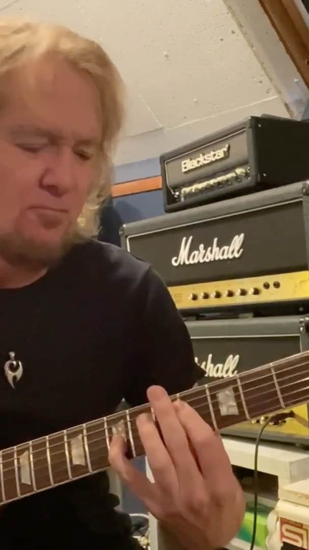 エイドリアン・スミスのインスタグラム：「I’ve had a crack at 'Gangland', a song i haven’t played in donkeys years.  Let us know what you think and what tracks you'd like to hear in possible future vids!   #IronMaiden #Gangland #AdrianSmith #NumberOfTheBeast」