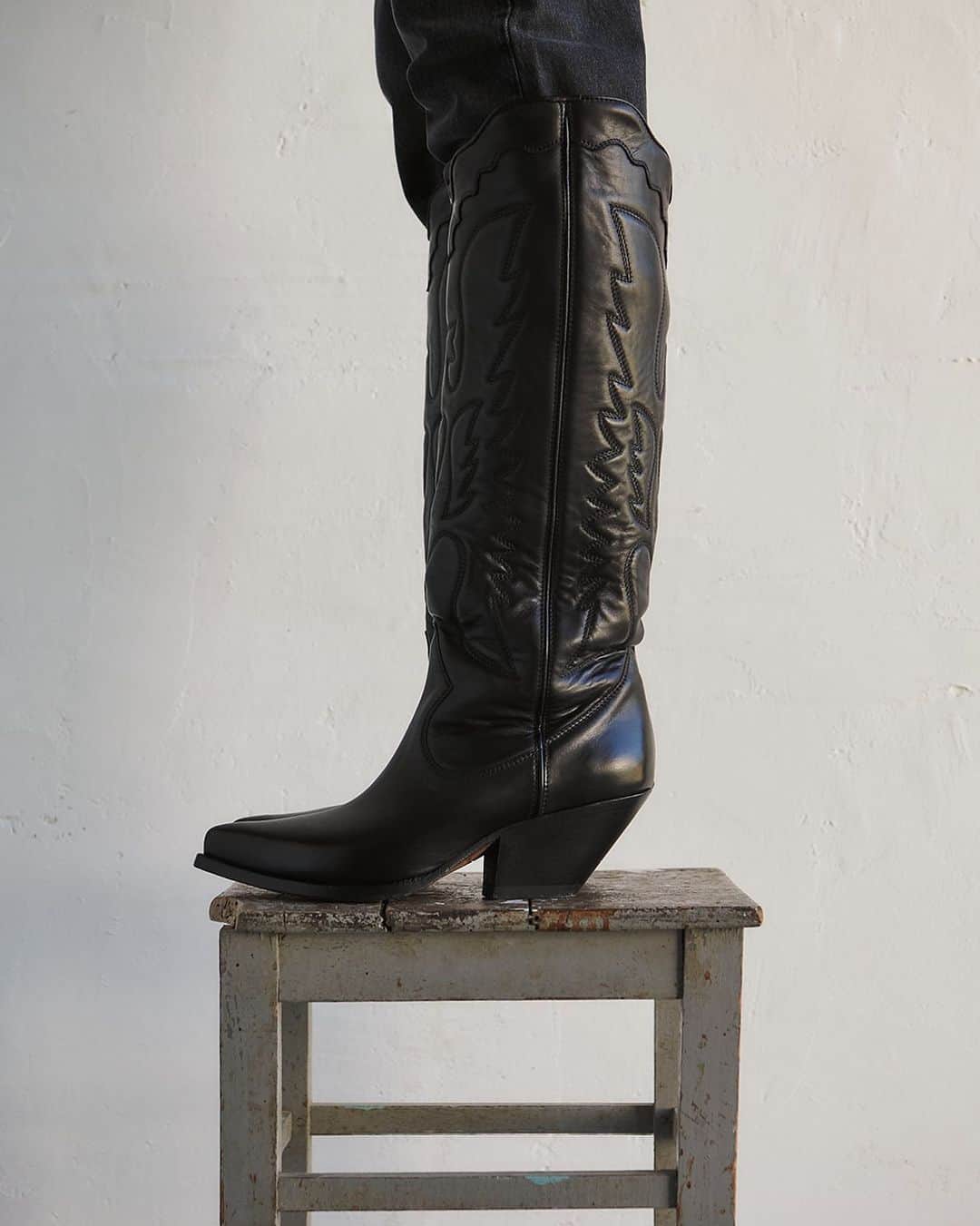ブッテロさんのインスタグラム写真 - (ブッテロInstagram)「Embroidered beauty.  The #Elise boots are all the styling boost you’ll ever need. #icons #buttero」12月8日 2時43分 - buttero_official
