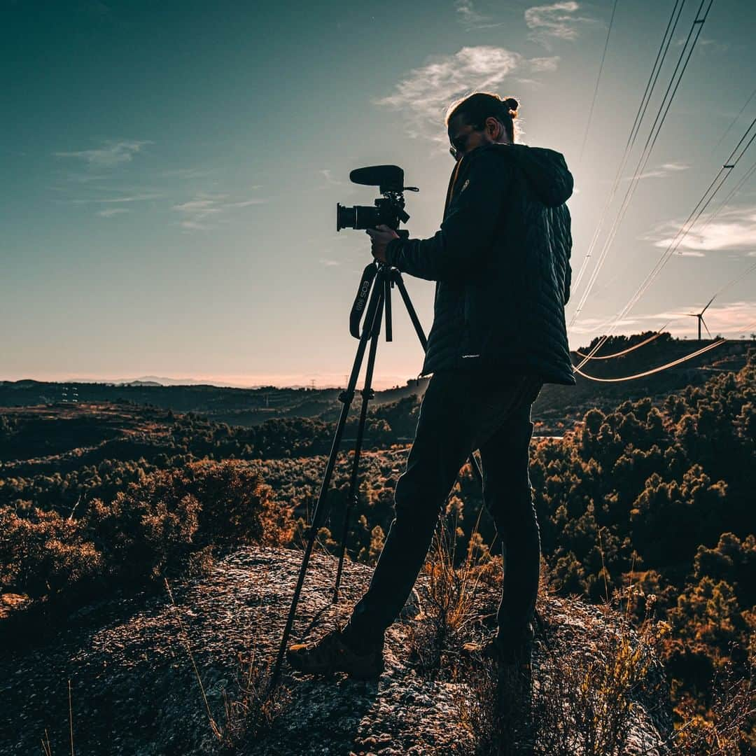 アダム・オンドラさんのインスタグラム写真 - (アダム・オンドラInstagram)「Would you like another peek behind the camera? Go to my website and check out the newest update to see and read about the members of my team. Link in BIO. Pic by @pet.phot  #onthego」12月8日 2時37分 - adam.ondra