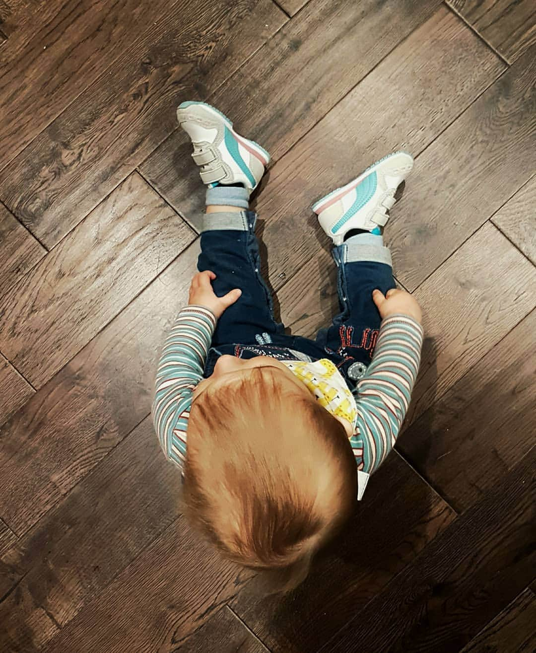 エイリー・チャイルドのインスタグラム：「Wee man rocking his @puma trainers 😍」