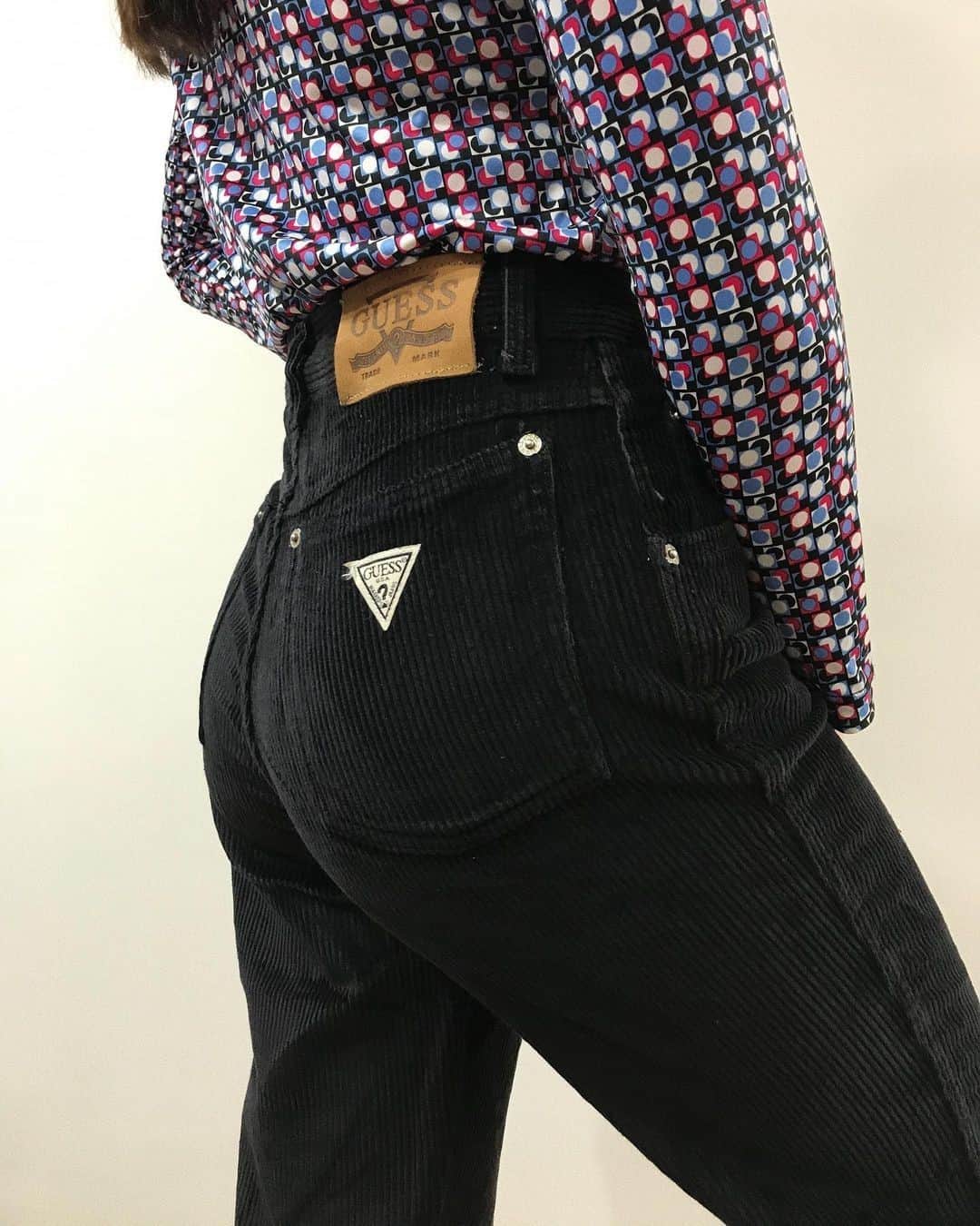 ゲスのインスタグラム：「one-of-a-kind find 🖤👖 #GUESSVintage (📸: @kahlovintage)」