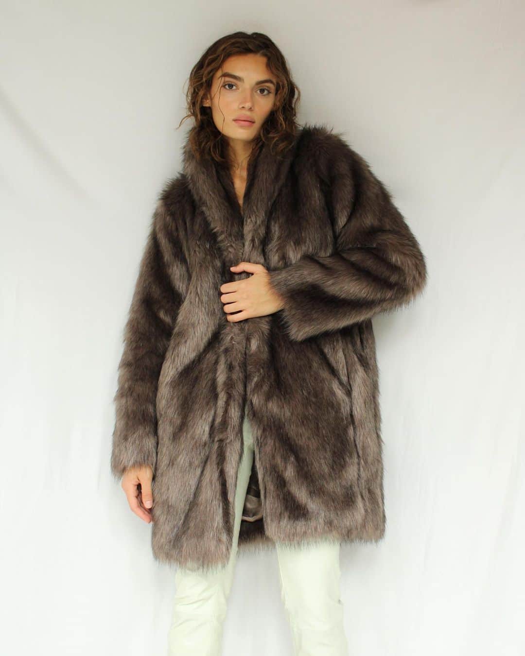 Jブランドさんのインスタグラム写真 - (JブランドInstagram)「The Reese Faux-Fur Coat—our stylish solution to keeping warm this winter」12月8日 2時51分 - jbrandjeans