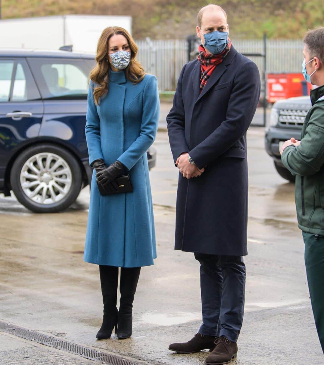 Just Jaredさんのインスタグラム写真 - (Just JaredInstagram)「Duchess Kate Middleton and Prince William are continuing their train tour around the UK today where they visited a school (and met some reindeer) as well as a community center. The couple will stop at multiple locations to speak with locals about the pandemic and thank workers for their services.  #KateMiddleton #PrinceWilliam Photos: Getty」12月8日 2時52分 - justjared