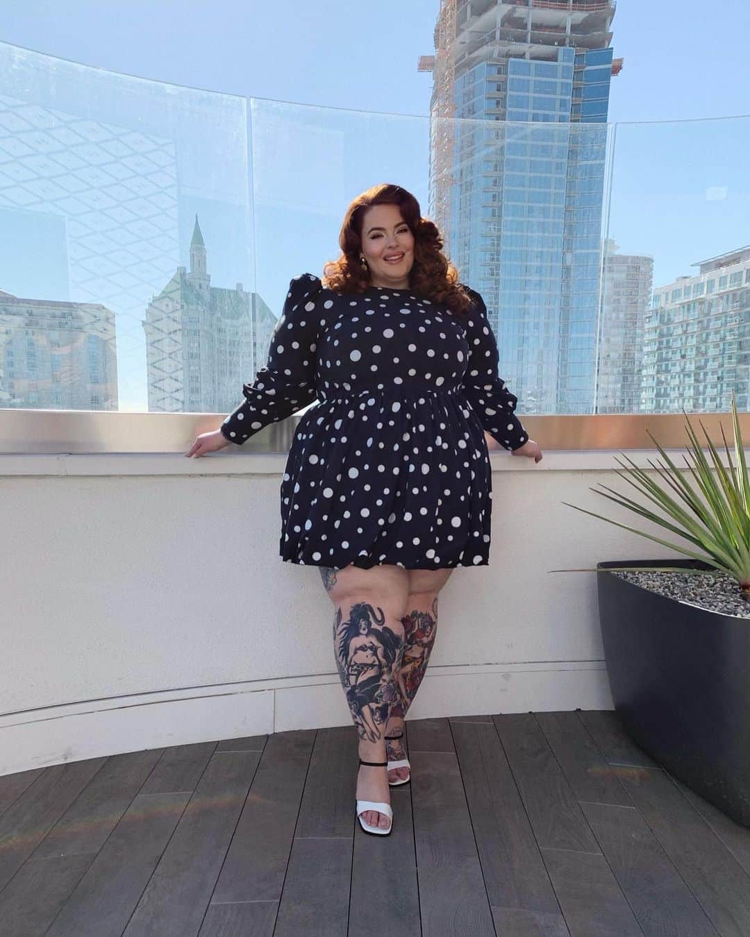 テス・ホリデーのインスタグラム：「Today is a day that I woke up absolutely exhausted at the mental gymnastics folks will do to invalidate fat bodies rights to happiness because societally we’ve been taught being fat is the worst thing you can be, & that it’s a moral failing.   People more “concerned” about my “health” than their own life. Don’t worry about me, I’m doing great. Worry about dismantling a multi billion dollar diet industry that sells you lies that you won’t be loveable, fu*kable, happy, successful until you’re a certain size, that’s the real scam baby. Glam by @vtgesther @shablamgela ✨」