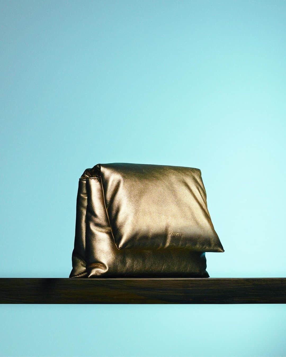 ランバンのインスタグラム：「Day-to-evening bag - The Sugar adds a touch of softness any time. #LanvinSugarBag」