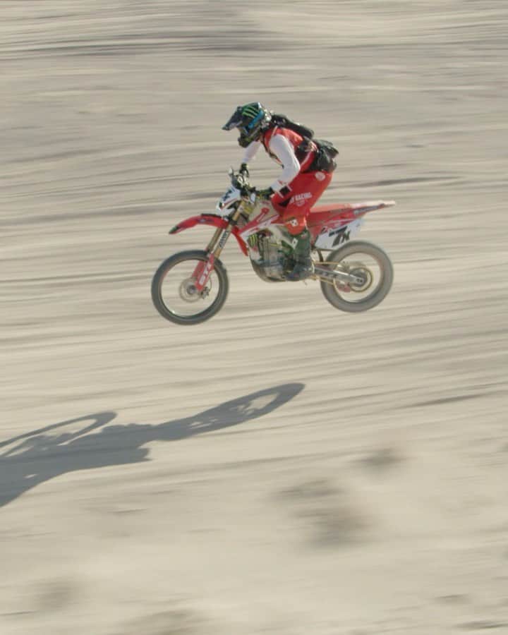 のインスタグラム：「@slr_honda took on 898 miles of grueling terrain w/ only 3 riders and a Honda CRF450X. Link in bio to watch them earn another year with the 1x plate at this year's Baja 1000.  📼: YouTube.com/MonsterEnergy  #Baja1000 #OffRoad #Moto #Dirtbike #Racing #Desert #Mexico #MonsterEnergy」