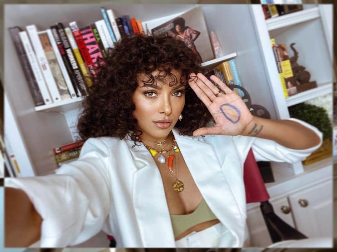 のインスタグラム：「The time has come to keep our heads up. #WeStandUp Against Street Harassment with #LorealParis.  L’Oréal Paris has created a training with NGO Hollaback! to help combat street harassment. Get trained today and learn how you can join the movement. Join me and write a D on your palm and post. 💪🏽👊🏽🤚🏽」