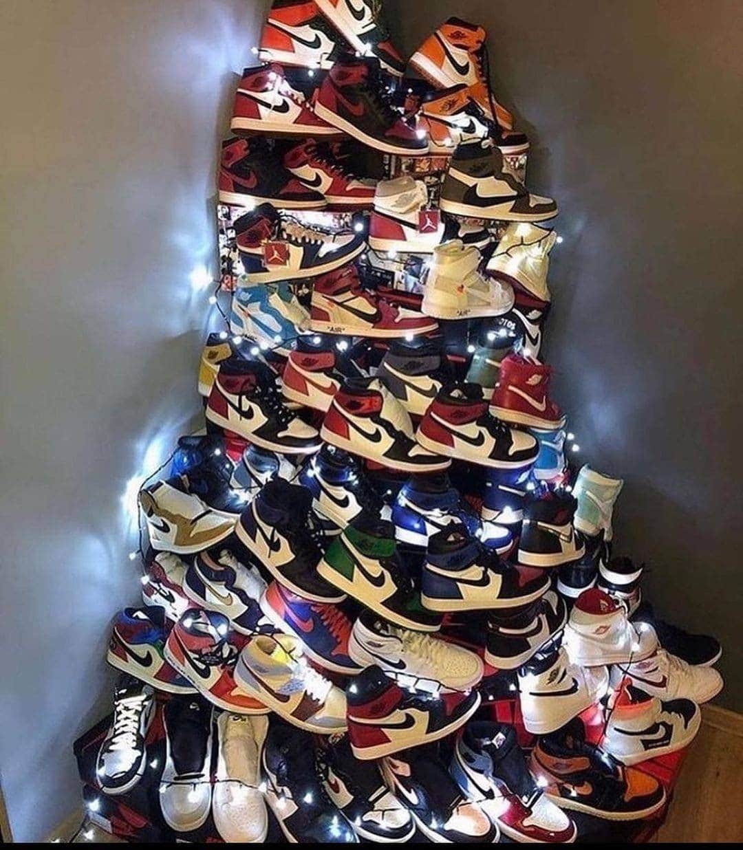 Foot Lockerさんのインスタグラム写真 - (Foot LockerInstagram)「MOOD for the Holidays 👟 🌲  Tag a sneakerhead that would do this! #becausesneakers」12月8日 3時00分 - footlocker