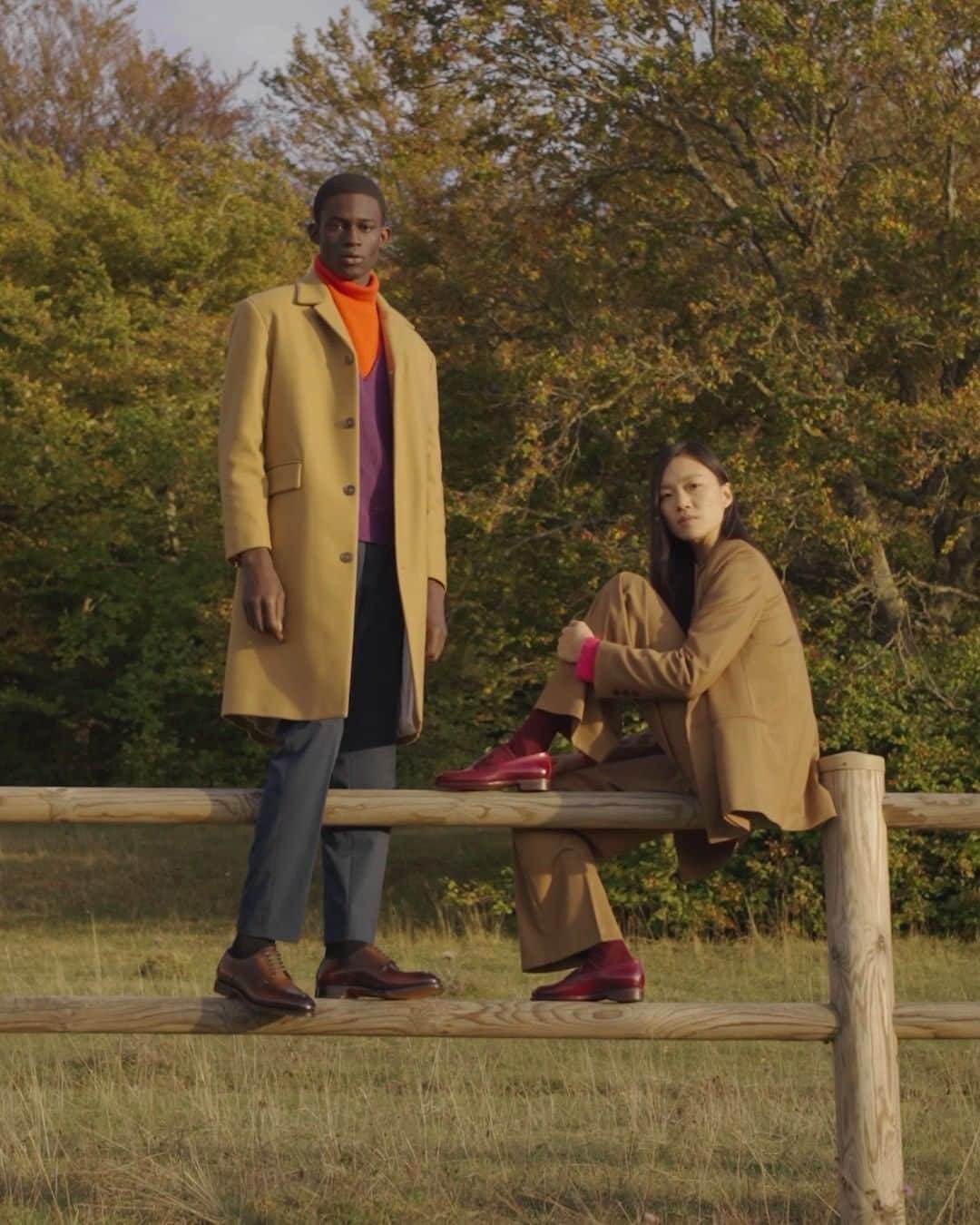 サントーニのインスタグラム：「A never ending exploration of the land of Le Marche, wearing loafers and lace ups in deep burgundy hues and soft browns, with an unmistakable shoe shine that glints in the light of the setting sun.   #Santoni #SantoniFW20 #MadeinSantoni」