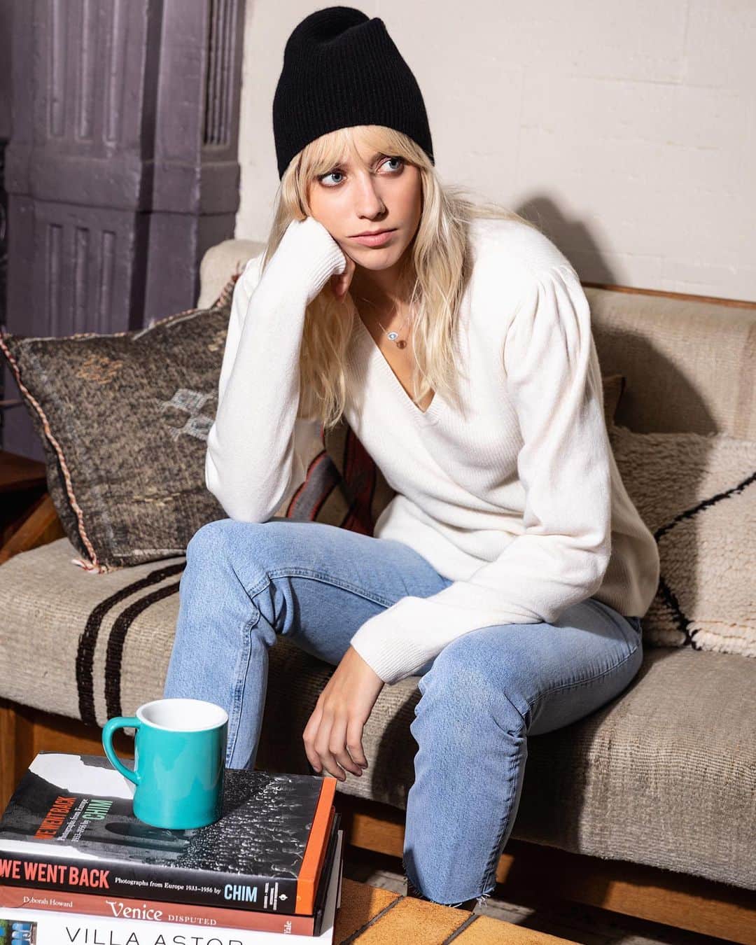 ニコールミラーのインスタグラム：「Monday mood. Lounging in our Cashmere Hat and Puff Sleeve V Neck Sweater! #NMHoliday2020 #cashmere #NMStyle #CozyinNMCashmere」
