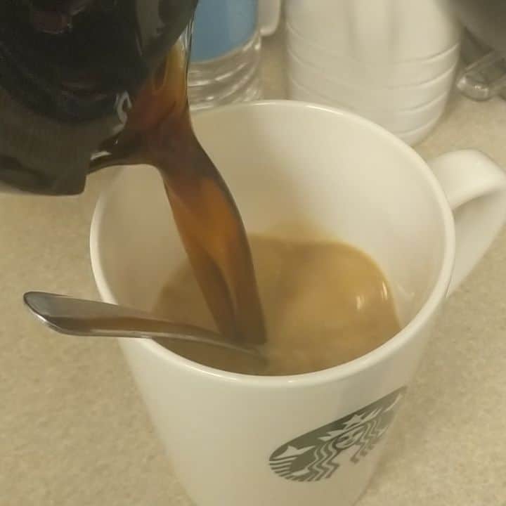 アマルのインスタグラム：「Good Morning 🌅☕今日も元気な1日中過ごすぞー。  CBDオイル味好きじゃなければ、コーヒーとかお茶とか食べ物に入れて食べたり飲んだりするのいいよ〜。結果感じるまでかかるかもだけど、その方法もある💕🥰👍」