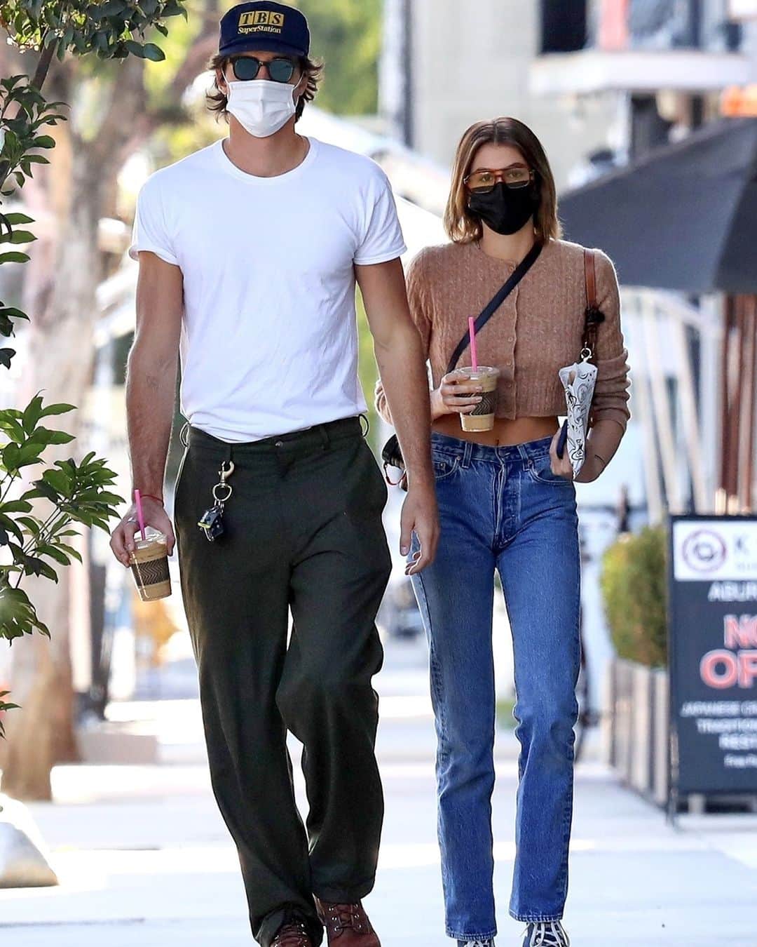 WHO WHAT WEARさんのインスタグラム写真 - (WHO WHAT WEARInstagram)「A perfect 'fit for a coffee run—and an easy-to-wear mask to go with it. Tap our link for the affordable face mask @kaiagerber and pretty much every other celeb is wearing right now. photo: backgrid」12月8日 3時05分 - whowhatwear