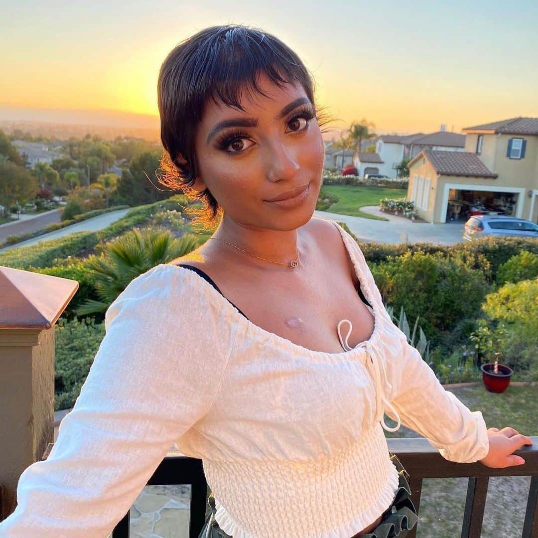 ミンディ・カリングのインスタグラム：「Not only did this incredible 19-year-old beat cancer, she’s a health equity and cancer-awareness advocate who also writes for @browngirlmag. This young woman is such a beautiful example of strength and resilience. She also did bharatnatyam for 12 years, which is just like, so cool. @kavita.rai makes me #ProudtobeIndian」