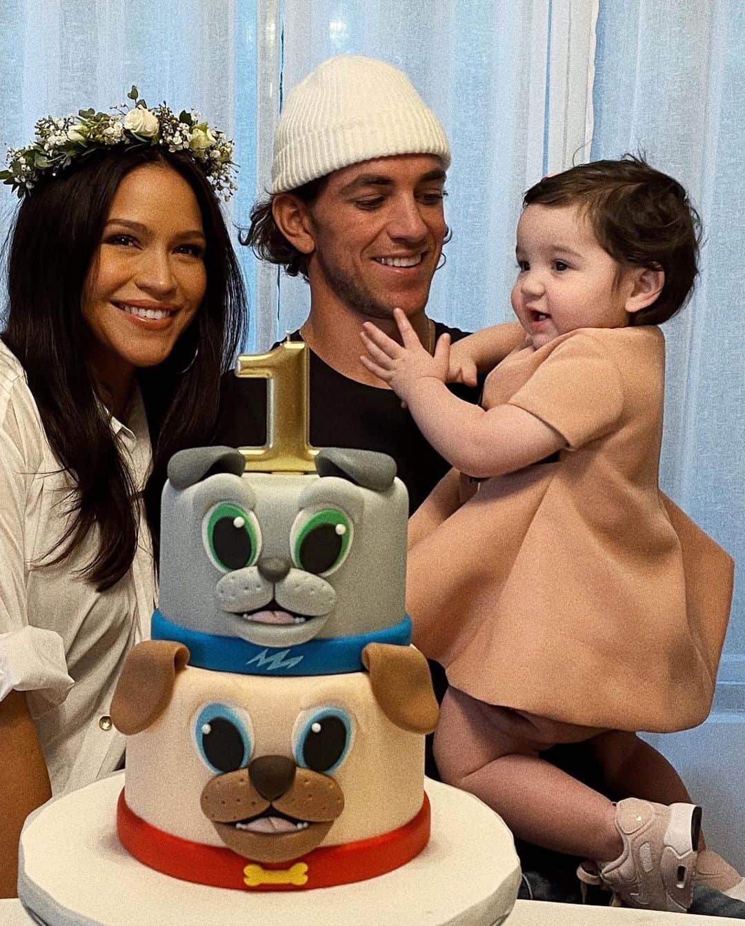 cassieさんのインスタグラム写真 - (cassieInstagram)「Frankie’s Puppy Dog Pals 1st Birthday Pawty was a success! Thank you to Frankie’s team: @madco_team, @melissaandre & her stylist @heyimdeo. Thank you to Frankie’s Dada @alexfine44 and all of her family members for all of the fun toys and gifts! Thank you to Bubbe and Papa (@theewretch) for the flower crown & JoJo (@pamfine) for the outfit changes. 💗 We missed some of our family members being here, but we made the best of it with video chat! Frankie had a ball! 🐶 🥰♥️」12月8日 3時08分 - cassie