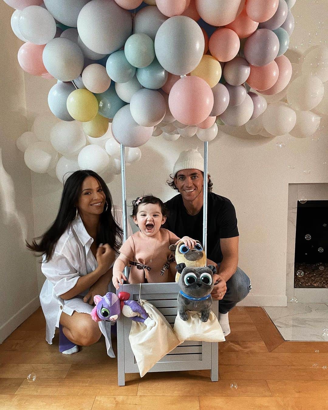 cassieのインスタグラム：「Frankie’s Puppy Dog Pals 1st Birthday Pawty was a success! Thank you to Frankie’s team: @madco_team, @melissaandre & her stylist @heyimdeo. Thank you to Frankie’s Dada @alexfine44 and all of her family members for all of the fun toys and gifts! Thank you to Bubbe and Papa (@theewretch) for the flower crown & JoJo (@pamfine) for the outfit changes. 💗 We missed some of our family members being here, but we made the best of it with video chat! Frankie had a ball! 🐶 🥰♥️」