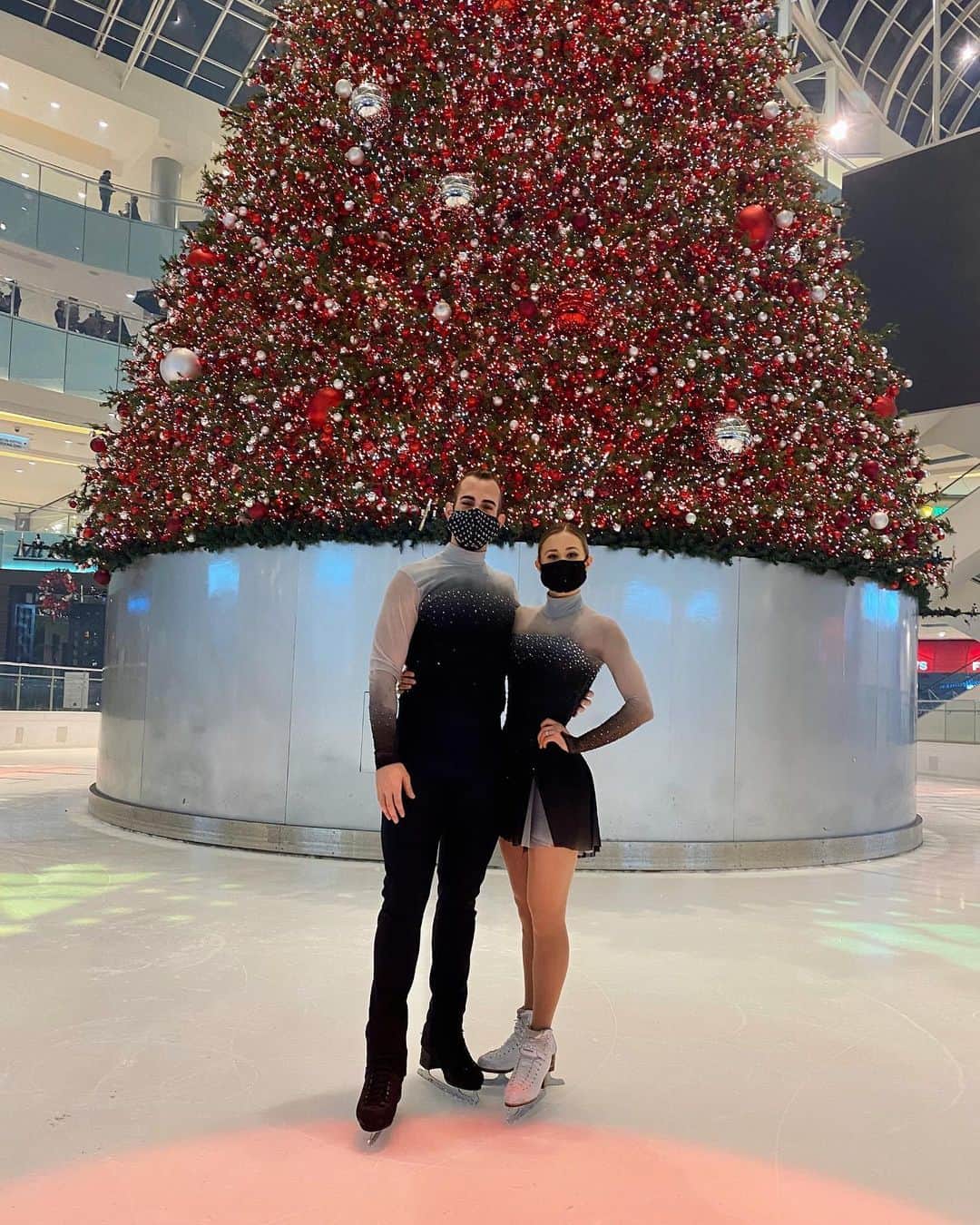 アシュリー・ケインのインスタグラム：「a special holiday treat! ☺️ thank you @galleriadallas @galleriadallasiceskating @dallascac for putting together such a beautiful and safe show. We appreciate how much you all went above and beyond to make this possible!」