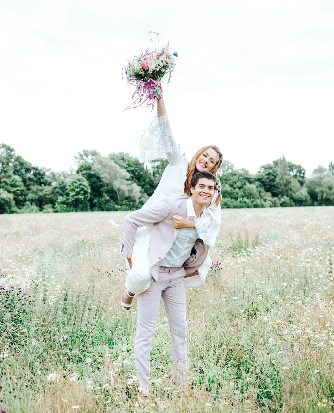 ミナのインスタグラム：「I know it's December so this post might seem a bit out of touch but this is the time to plan your summer wedding! If you're dreaming of outside wedding with wild flowers and a meadow, head to our blog to see these beautiful images. 😍 The shoot features our Willow dress, which is made of English peace silk and lace. Link in bio.⁠ ⁠ Photo & Film - @nikkismoments⁠ Venue - @thebarnatbrookendgreenfarm⁠ Wedding Planner & Stylist - @misscarlysleandco_events⁠ Florist & Stylist - @saras.events.flowers⁠ Stationery - @tiggityboodesign⁠ Cake - @labellecakecompany⁠ Prop hire - @wrenark_⁠ Balloon arch - @creativedecorations⁠ Models - @modelcouple_d.s_ ⁠ ⁠ ⁠ ⁠ ⁠」