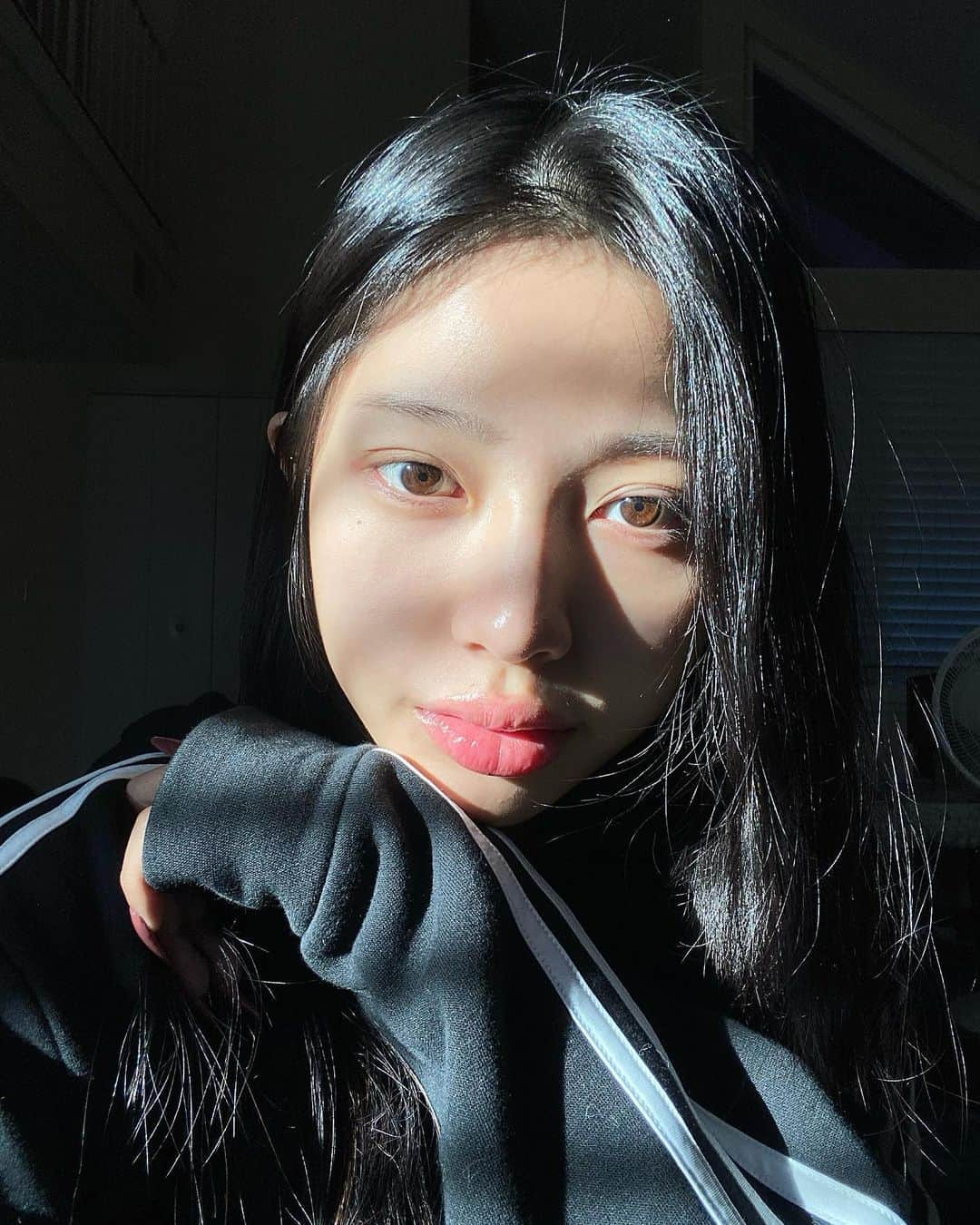 リュ・ウォンのインスタグラム：「3/3 looks 100000% bare face idk why but i’m nervous to post this but i gotta pull through some day right? 빛때무네 눈썹 날라갔지만 10000퍼 쌩얼임다」