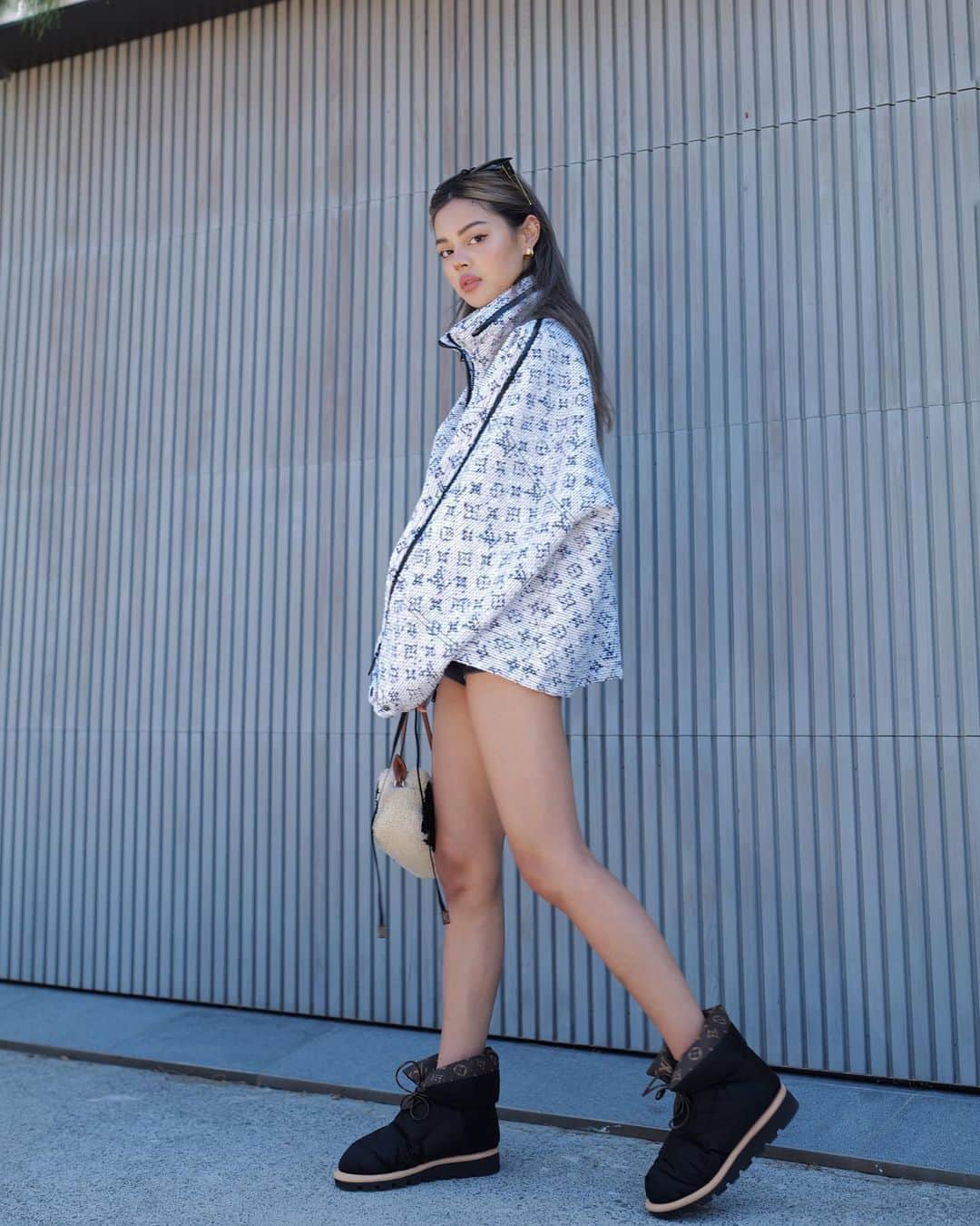 リリーマイマックのインスタグラム：「Walking on a dream @louisvuitton」
