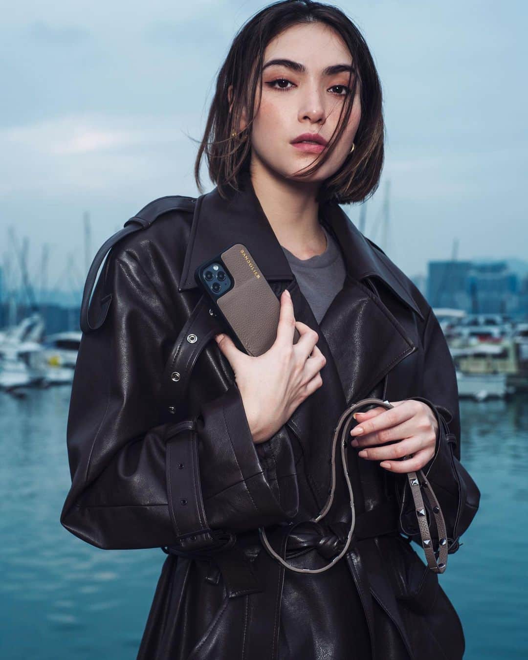 ダンシーシャノン美沙のインスタグラム：「@bandolierstyle 📱  Photograper @rubylaw  Stylist  @justinelee425  Hair makeup @soie.so   #hongkong #modeling #japanese #american #ootd #fashion #autumn #shooting #keepitsupersimple」