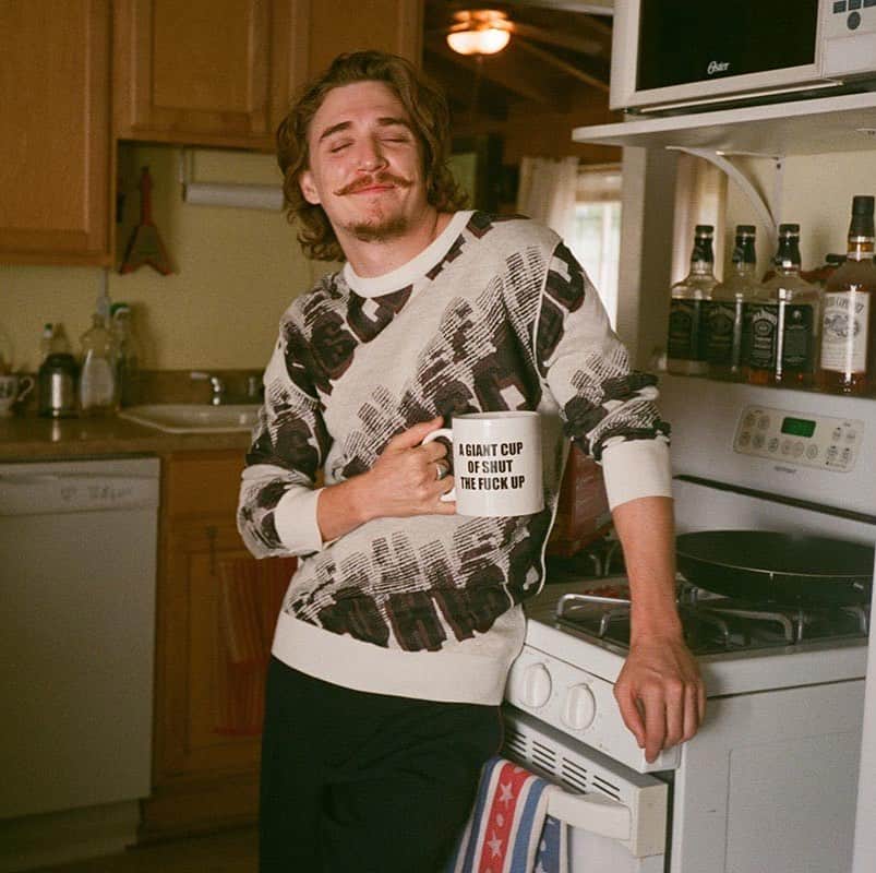 カイル・ガルナーのインスタグラム：「Did a Photoshoot with @melodiemcdaniel a few years ago... this about sums up how I’ve been feeling recently. I would love to toss a whole lotta people a cup.」