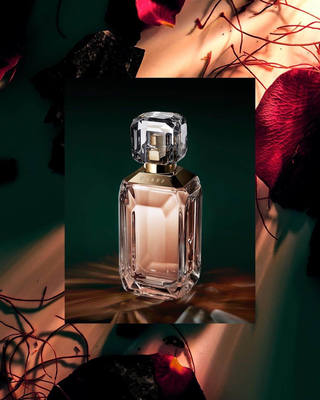 Graffさんのインスタグラム写真 - (GraffInstagram)「#GraffFragrance • The legendary beauty of a rare diamond captured in six astonishing scents.   Created using precious ingredients sourced from the far corners of the globe, each fragrance reflects the multifaceted splendour of the spectacular Graff Lesedi La Rona diamond.   #FallinLoveWithGraff #GraffDiamonds」12月8日 3時20分 - graff