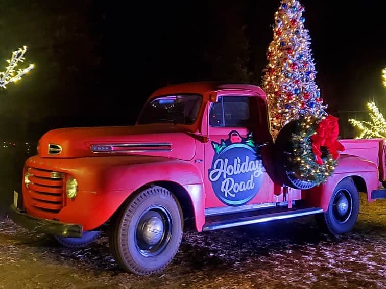 のインスタグラム：「I love the creative ingenuity of humans. Quarantine can’t stop Christmas from coming. Drive thru Christmas lights keeping the spirit alive. #whoville #2020sagrinch #heartexpansion #holidayroad #iminarental」