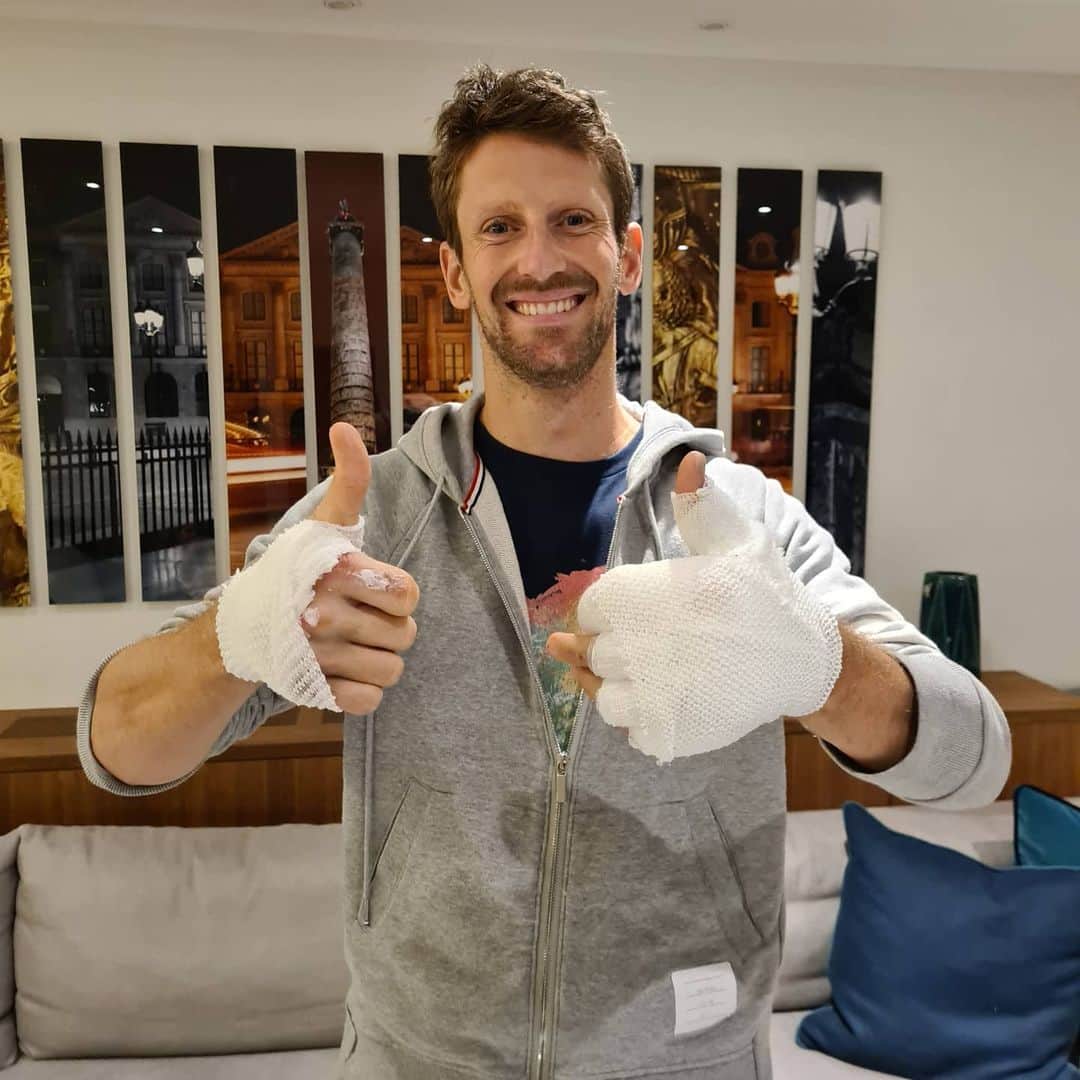 ロマン・グロージャンのインスタグラム：「Double 👍 New dressing, feeling my hands getting back alive 🙏🙏🙏🙏 It feels soooo good!!!!」