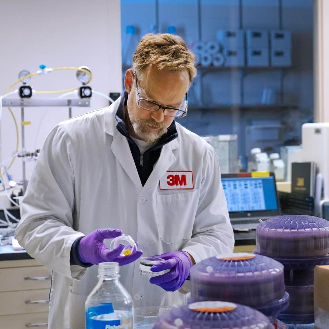 3M（スリーエム）のインスタグラム：「3M biopharmaceutical purification technologies are helping to advance vaccine & therapeutics research, development & manufacturing in the continued fight against #COVID19. Learn how our 3M scientists are helping to combat the pandemic from multiple angles via link in bio. #improvinglives」