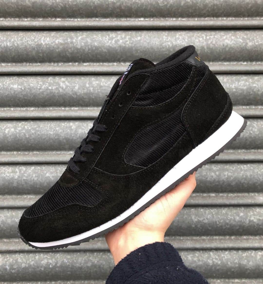 ウォルシュのインスタグラム：「Give the gift of Coal this Christmas - Not literally, but our Challenger Coal will do! 🎁😅 . . . #normanwalshuk #normanwalsh #britishmanufacturing #madeinbritain #ukmfg #shoes #footwear #sneakers」