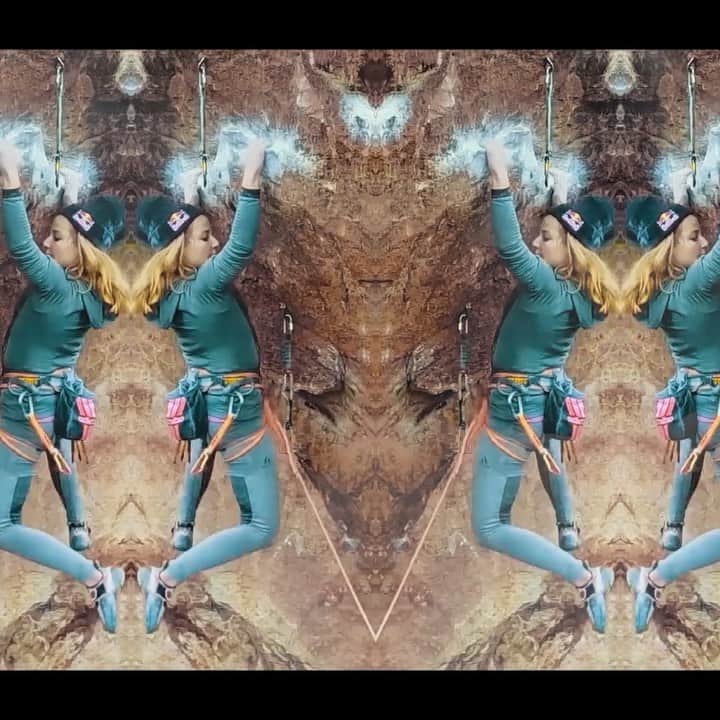 のインスタグラム：「Winter Climbing ❄️ Dualities」