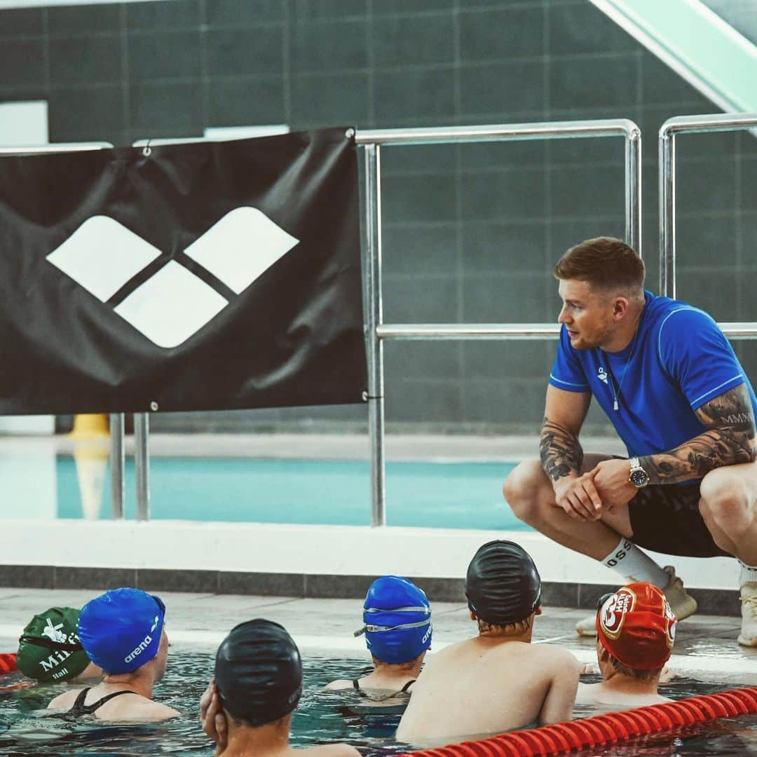 アダム・ピーティのインスタグラム：「So excited to be able to bring an @apraceclinics to you this year!   Myself and the team will be delivering the clinic on the 29th of December via an online platform, meaning you can attend anywhere in the world!   Booking opens at 6pm on Wednesday. Head over to @apraceclinics to find out more!」
