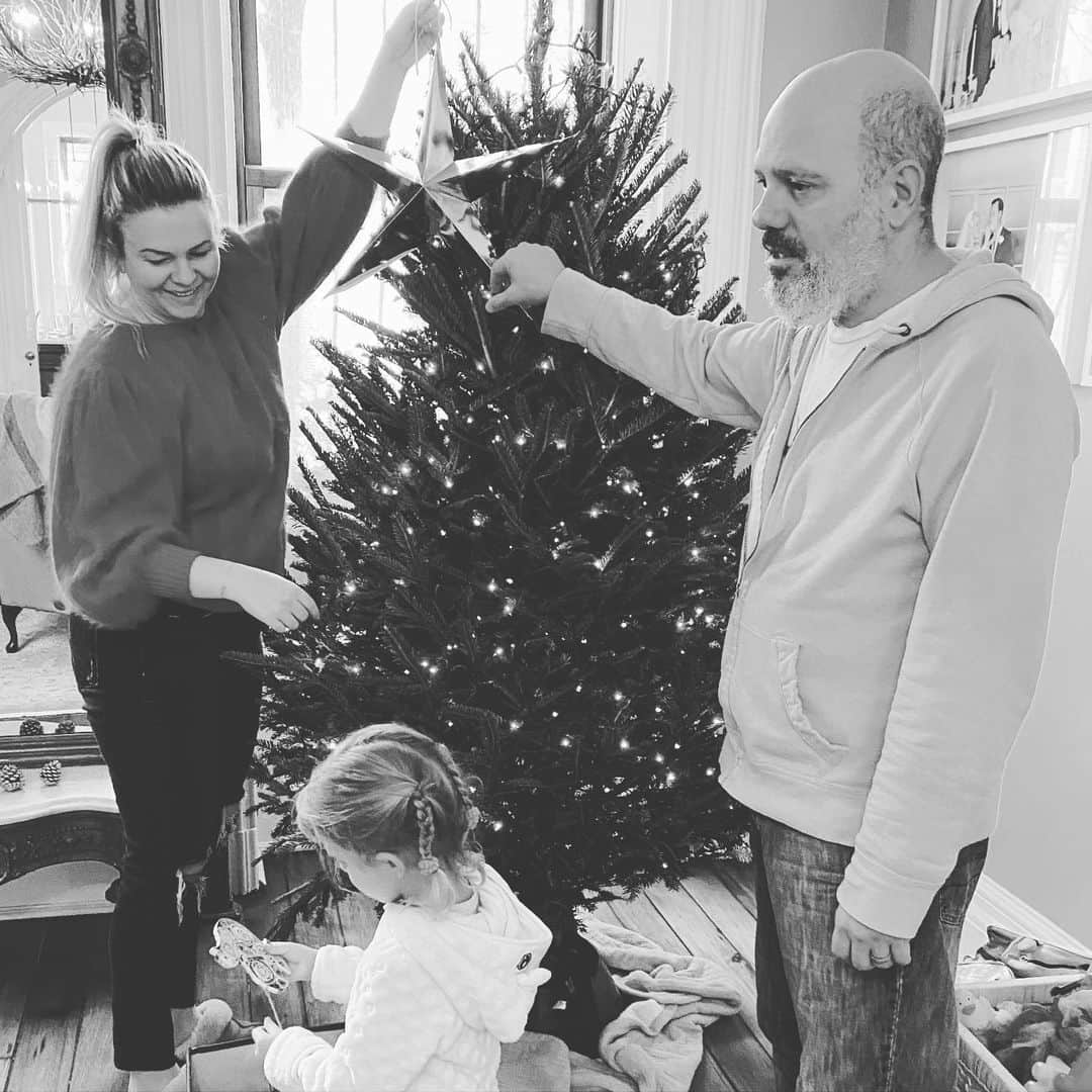 アンバー・タンブリンさんのインスタグラム写真 - (アンバー・タンブリンInstagram)「Here is a fun family picture of David Cross being forced against his will to hang Christmas ornaments also today is the LAST day to register to vote in Georgia for the runoff election! Register today at: PEACHVOTE.COM   #WithLove #FromMostOfOurFamilyToYours #WorstHusbandEver  #Gapol」12月8日 3時34分 - amberrosetamblyn