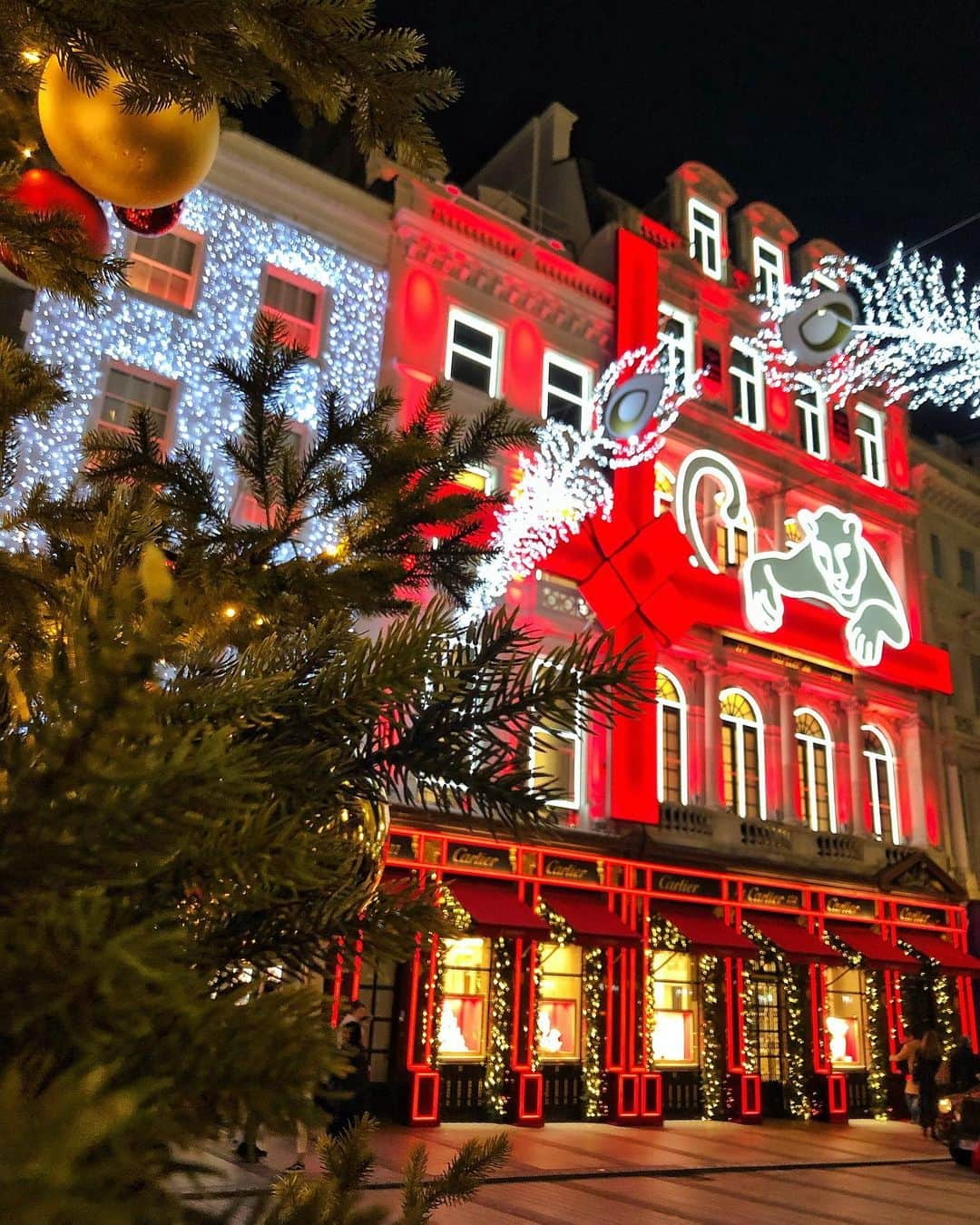 Seyda♥ Travel & Natureのインスタグラム：「Christmas spirit on #london streets 🎄 🎅❤️🍬 🎁 💝  #seydauk」