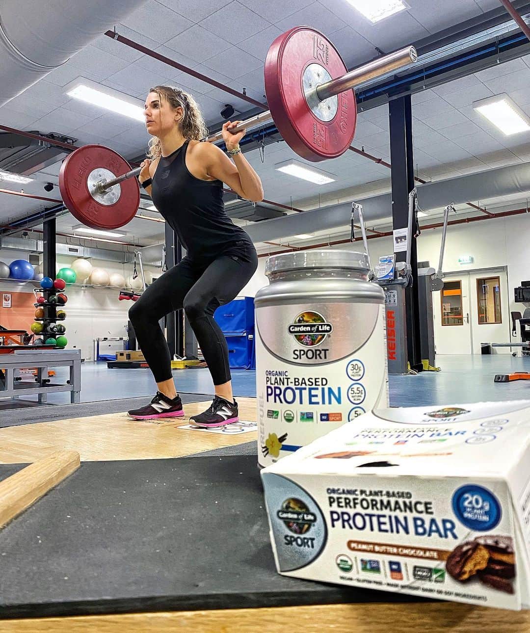 ラウラ・デ・ウィットのインスタグラム：「Always keep your protein close 🏋🏼‍♀️ Exactly what I need after a speed and weight lifting session 💪🏼 The vegan, organic and trusted by NSF protein powder of @gardenoflifenl 🌱 Get 20% off with code ‘LAURA20’  #gardenoflifenl」