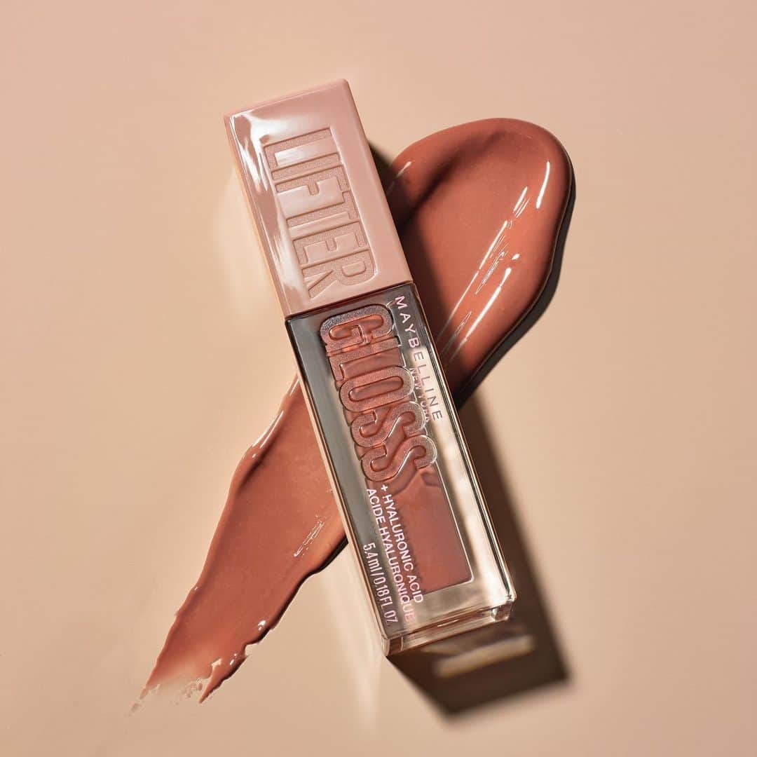 Maybelline New Yorkさんのインスタグラム写真 - (Maybelline New YorkInstagram)「Ohh she’s pigmented! 😍 Shown here: our glossy, ultra-hydrating #liftergloss in ‘amber’. Drop a 💕 if you love this lip gloss!」12月8日 3時41分 - maybelline