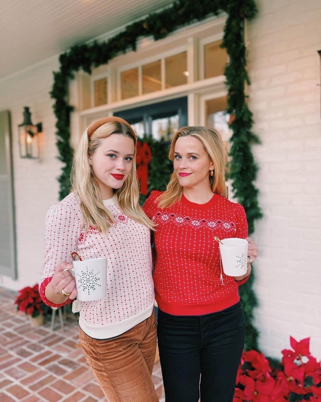リース・ウィザースプーンのインスタグラム：「Ok. It’s 💯 true that I had to beg her to wear a matching Holiday sweater.... but isn’t it CUTE??!! #humorme #itsamomthing 🥰 @draperjames」
