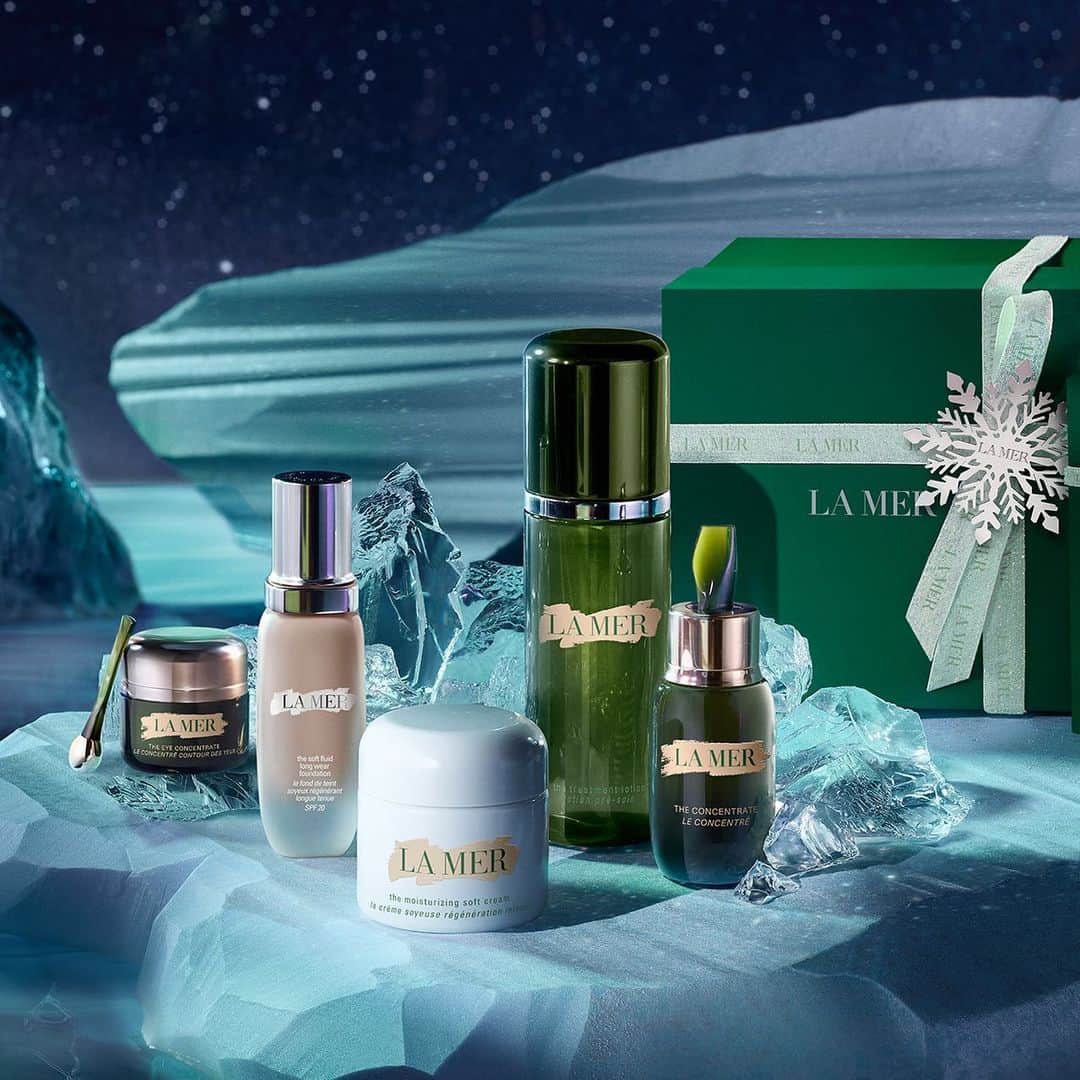 ドゥラメールのインスタグラム：「Next on the gift guide: an introduction to transformation. Once first-time La Mer receivers catch these radiance-boosting best-sellers, they won’t want to let go.」