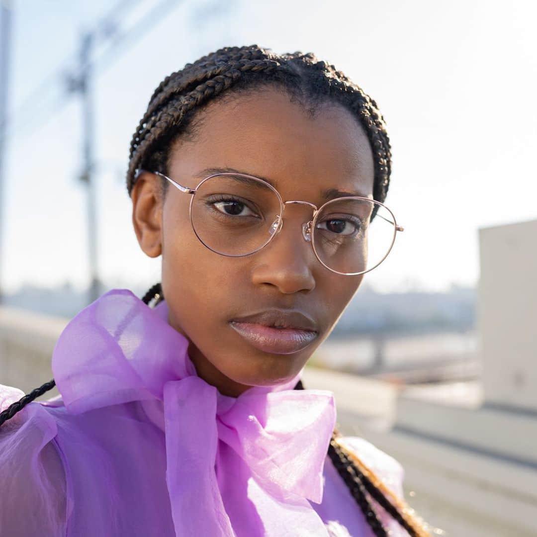 JINSのインスタグラム：「❄️ Winter Trend Spotlight 💡   With a sleek and simple shape, round frames bring a bold style. They come in different forms, from symmetrical to tear-drop versions.」