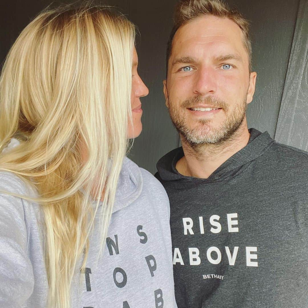 Bethany Hamiltonさんのインスタグラム写真 - (Bethany HamiltonInstagram)「Grateful... I Love this man!!! Cherishing what I have every day♥️💯✨」12月8日 3時48分 - bethanyhamilton