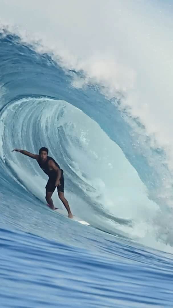 ジェレミー・フローレスのインスタグラム：「. One magic morning somewhere in Tahiti with @raimanaworld !. . 🎥: @timmckenna」