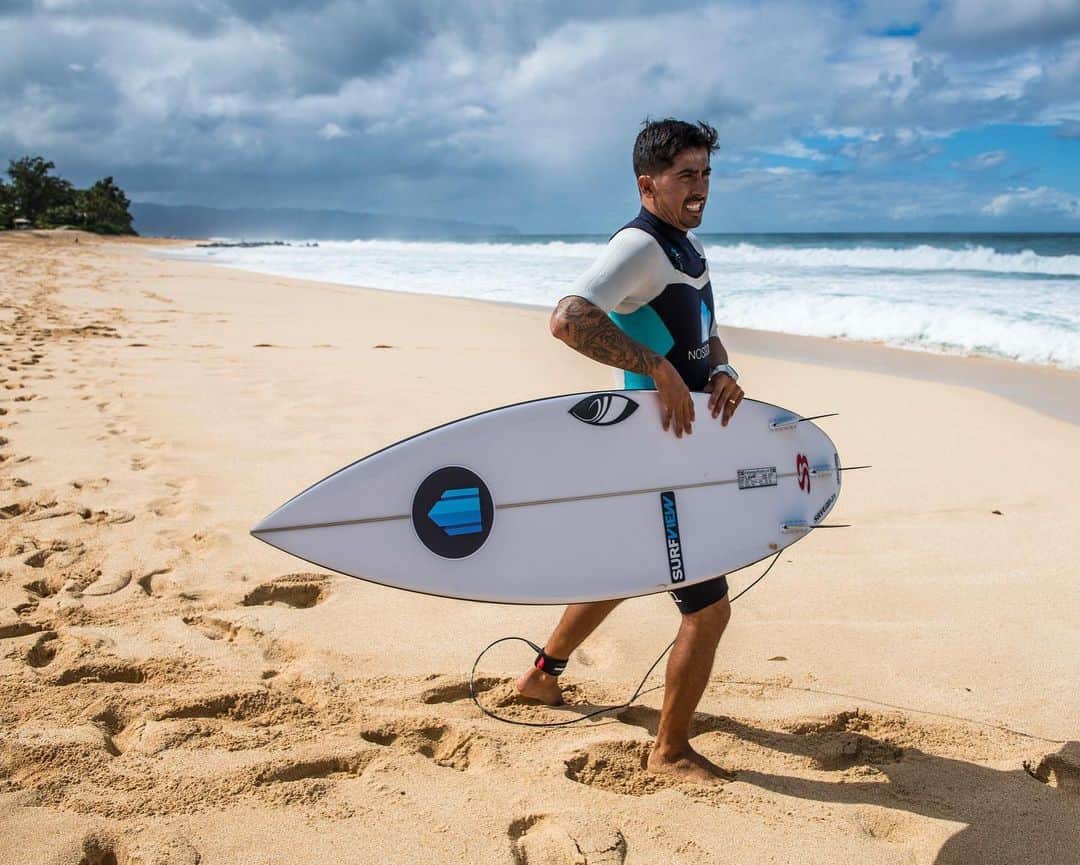 ミグエル・プッポのインスタグラム：「🚀(6’4 / 18.35 x 2.38 / 28.3L) #hawaii #Deusnocomando (📸: @badboyryry_ )」