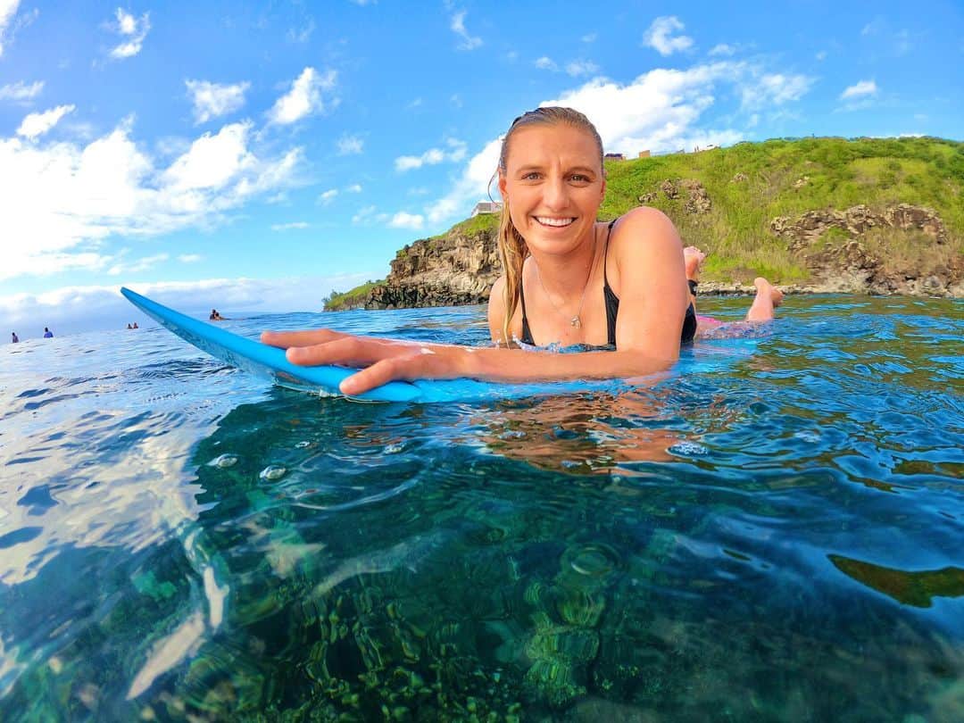 レイキー・ピーターソンのインスタグラム：「All smiles after round 1  •  •  Feels great to be back in the jersey and be blessed with fun waves on the opening day. Tune into @wsl to watch the Roxy Maui Pro unfold.  • • @gopro #gopro」