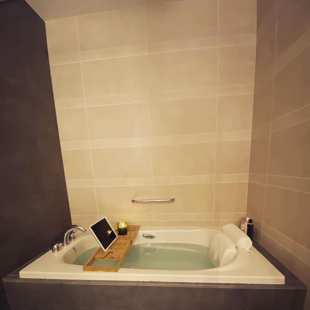 梅宮アンナさんのインスタグラム写真 - (梅宮アンナInstagram)「bath time🛀✨✨✨  #homesweethome #バスタブトレー #バスピロー #bathtime #netflix #amazonprimevideo」12月8日 3時55分 - annaumemiya